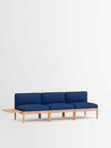 Blaues modulares 3‑Sitzer‑Sofa mit seitlichem Holztisch, modernes Designmöbel für nachhaltige Interior‑Einrichtung in Hamburg