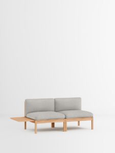 Modulares 2‑Sitzer Sofa mit Seitentisch, schlichtes Holzdesign in neutralem Ton, nachhaltige Designmöbel für Interior