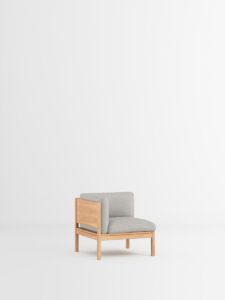 Modernes weißes Eckmodul‑Sofa aus Holz, nachhaltiges Design für stilvolle Einrichtung im Hamburger Concept Store
