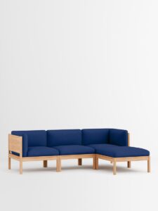 Modernes blaues 3‑Sitzer‑Modulsofa mit Chaise Longue aus Holz, nachhaltiges Designmoebel für Interior und Einrichtung