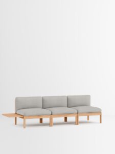 Weißes 3‑Sitzer‑Modulsofa mit Holzrahmen und seitlichem Beistelltisch, nachhaltiges Designmöbel für stilvolles Interior