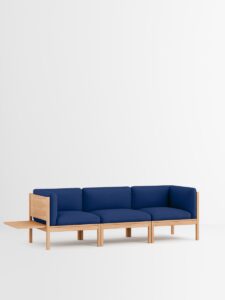 Nachhaltiges Designsofa mit Holzrahmen und tiefblauem Polsterstoff