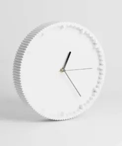 Minimalistischer weißer Zahnrad-Uhrkopf mit schwarzer Hand, modernes Design für nachhaltige Interior und Wohnaccessoires in