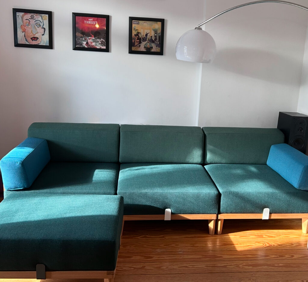 Grünes, nachhaltiges Designmöbel-Set aus Couch und Sofa im modernen Interior, Einrichtung im Hamburger Store