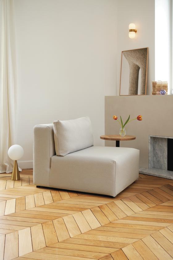 Modulares Sofa Bridge in cremefarben mit Holztisch und Stehlampe