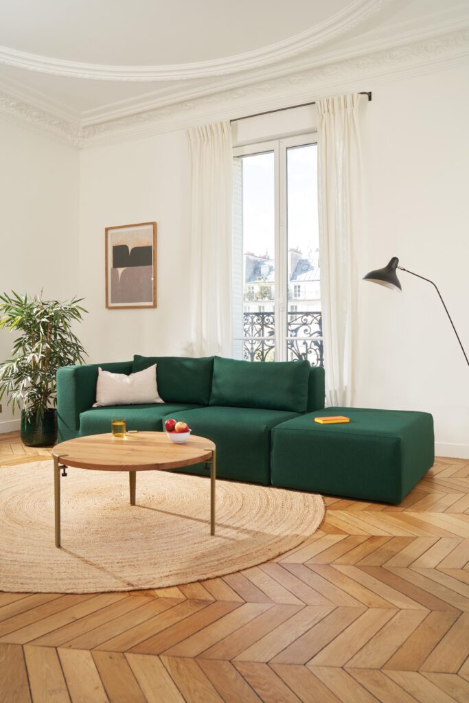 Grüne Bridge Modulsofa aus nachhaltigem Designmöbel, modern im Wohnzimmer-Interior mit passendem Tisch und Wohnaccessoires