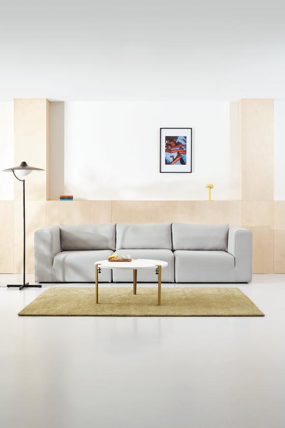 Graues, modulares Bridge Sofa von TIPTOE im modernen weißen Raum - nachhaltiges Designmöbel für stilvolle