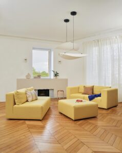 Gelbes, modulares Bridge Sofa von Tiptoe im modernen Wohnzimmer, nachhaltiges Design, Designmöbel und Interior-Umgebung