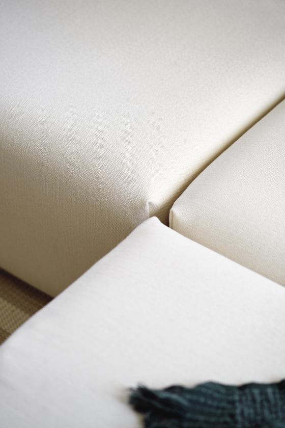 Nahaufnahme des modularen Bridge Sofas mit strukturierter Polsterung in Schneeweiß als nachhaltiges Designmöbel in Hamburg