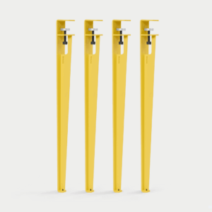 Drei gelbe Design-Stäbe als moderne Wohnaccessoires im minimalistischen Interior, ideal für nachhaltige Einrichtung in