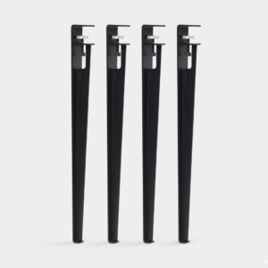 Vier schwarze, glatte Metallstäbe als minimalistisches Designmöbel-Element für nachhaltiges Interior in Hamburg