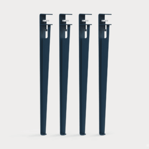 Vier dunkle, parallele Stäbe aus nachhaltigem Designmaterial als minimalistische Designmöbel im hellen Interior