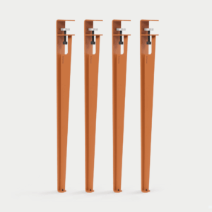 Drei lange, orange-braune Stäbe als modernes Wohnaccessoire im minimalistischen Interior, nachhaltiges Design aus Hamburg
