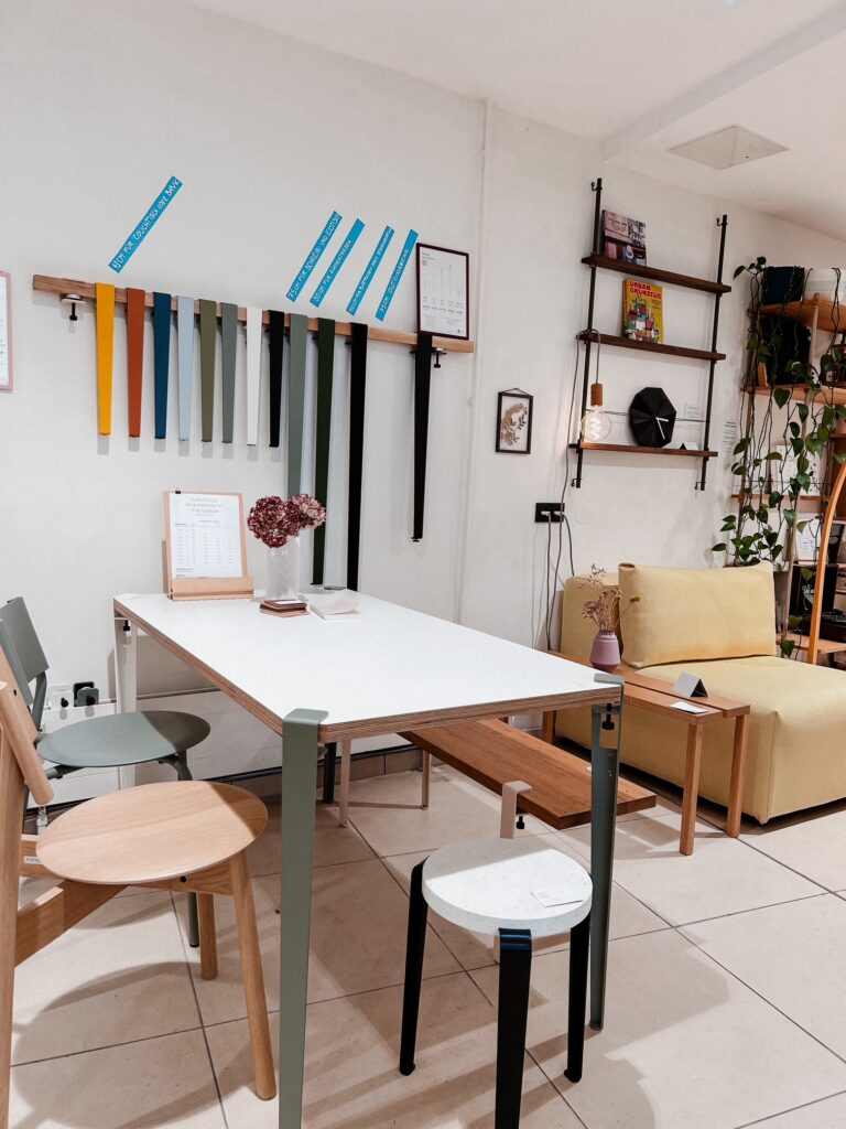 Wohnzimmer-Interior mit nachhaltigen Designmöbeln, Sofa, Stuhl, Tisch, Wohnaccessoires und Pflanzen – gemütliche Einrichtung