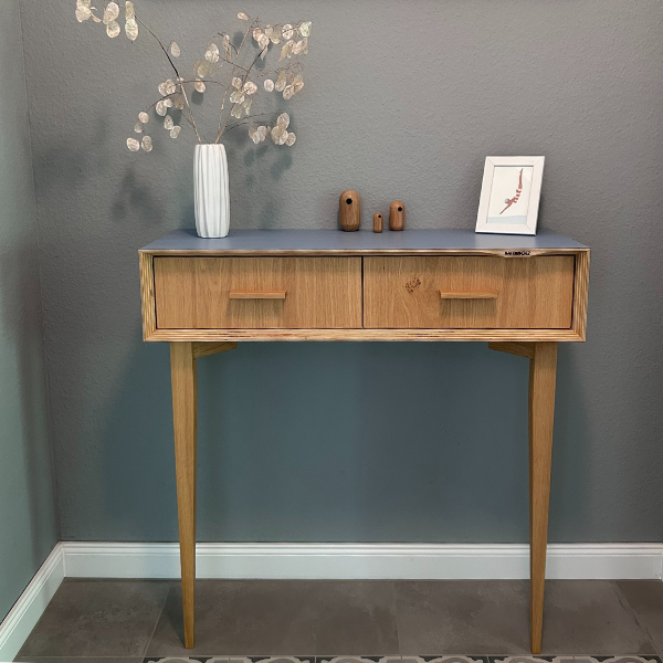Graue Holztischplatte mit Vase und dekorativen Kugeln – stilvolle Wohnaccessoires im nachhaltigen Design von Beluga, Hamburg