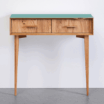 Beluga Highboard aus Holz mit türkisfarbener Akzentplatte und Holzgriffen als nachhaltiges Designmoebel