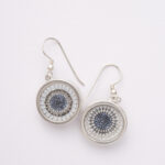 Blaue, runde Ohrringe aus Metall mit Kreis‑Oval‑Motiv, nachhaltiges Design, Wohnaccessoire von lokaler Designmarke