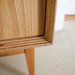 Minimalistisches Holzsideboard mit geradliniger Formgebung