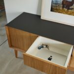 Holz-Schreibtischkabine im modernen Interior mit weißem Laptop, schwarzem Laptop‑Kasten – nachhaltiges Designmöbel