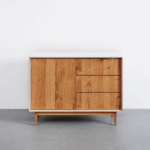 Nachhaltige Designmöbel Kommode Beluga aus Holz, 120 × 60 × 93 cm, elegante Einrichtung im weißen Interior