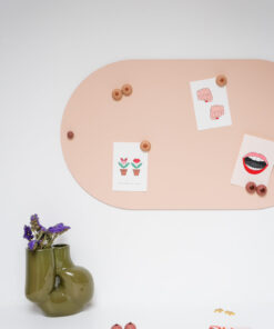 Bunte Design-Poster und violette Blumen im Vase als lebendige Wohnaccessoires im Interior eines Hamburger Concept Stores