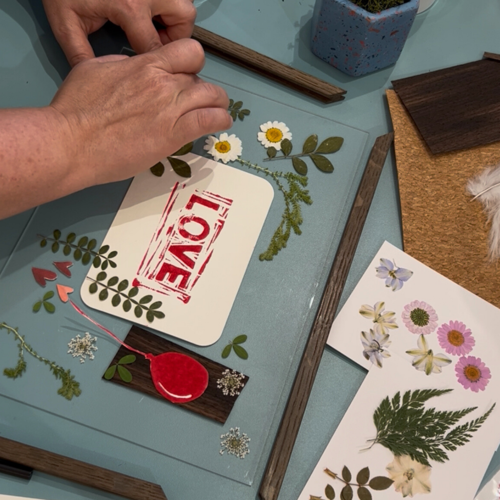 Kreative Werkstatt mit Materialien und Designelementen
