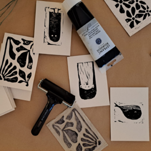 Linoldrucke, Stempel und Druckwerkzeuge im kreativen Workshop-Setup für nachhaltiges Design