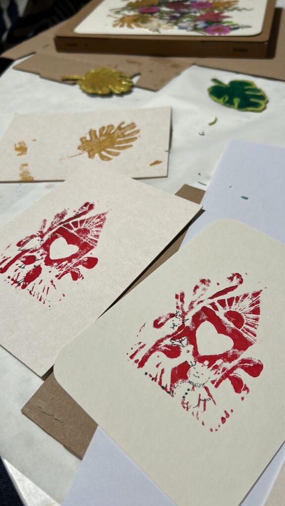 Handgefertigtes Papier mit rotem Vogel- und Herz-Design aus recyceltem Material in 5 x 7 Zoll Größe