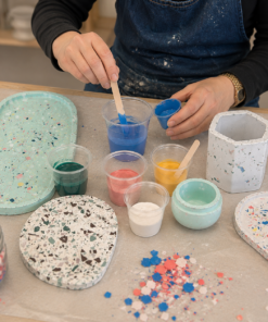 Kunststoff-Moebelstueck in verschiedenen Farben und Stilen, ideal fuer Dekoration oder Möbelsets