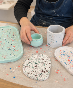Moderner Holztisch mit Glasoberfläche in verschiedenen Farben wie Blau Grün und Weiß für ein elegantes Design und vielfältige