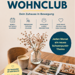 Einladende Raumsituation mit Holztisch, Keramiktasse, Glasvase und inspirierenden Interior-Fotografien