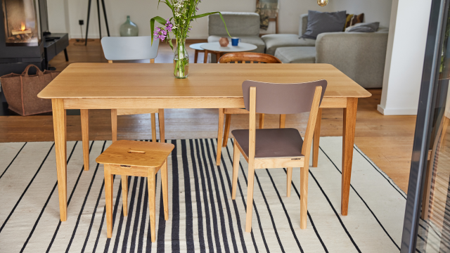 Eichentisch mit Holzstühlen in modernem Esszimmer