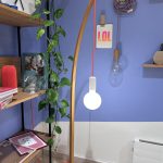 Modernes Design-Pendant mit rotem Textilkabel, Kugelleuchte und nachhaltigem Interior in Hamburg