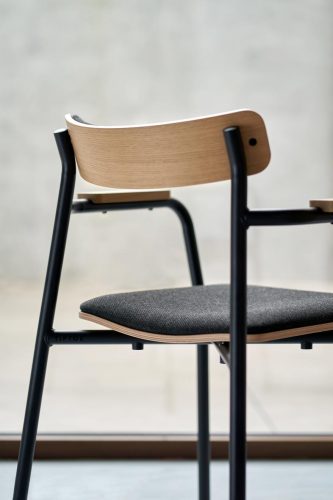 Schwarzer Holz-Designstuhl von tiptoe, modernes nachhaltiges Designmöbel im minimalistischen Interior