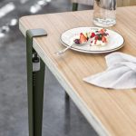 Tisch mit grünem Tischbein und Früchten