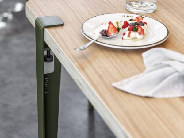 Tisch mit grünem Tischbein und Früchten