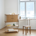 Weiße‑brauner Standfuß mit Schreibmaschine und Buch, minimalistisches Designmöbel‑Accessoire für nachhaltige