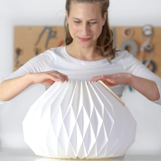 Weiße Papierraffine Kugel als nachhaltiges Wohnaccessoire im ruhigen Interior, präsentiert von Hamburgs Designtalent